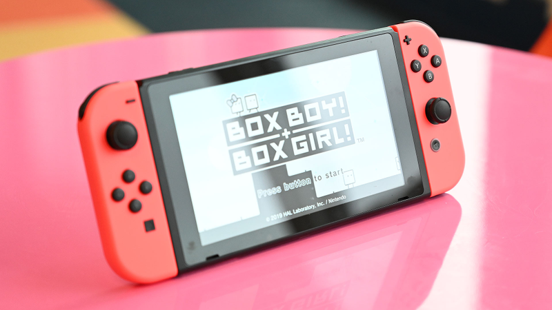 Even though I'm inside in a cloudy day, because the Switch is facing a window, dazzling dominates the screen.